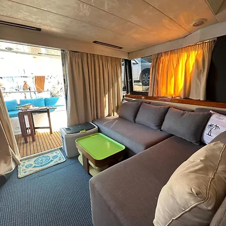 Monun Yacht Úszó hotel Himara