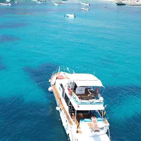 Monun Yacht Úszó hotel
