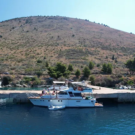 Monun Yacht Úszó hotel *