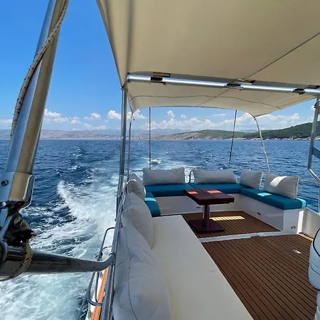 Úszó hotel Monun Yacht Himara