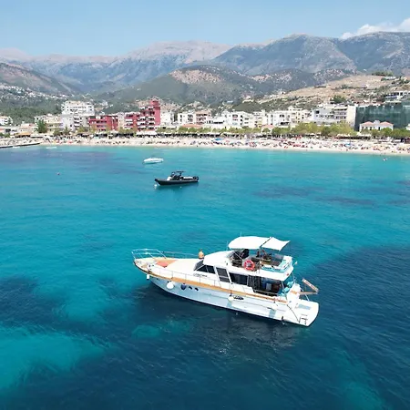 Monun Yacht Úszó hotel Himara